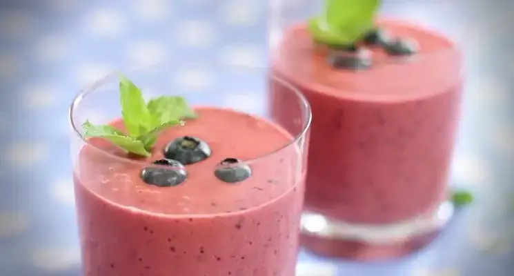 Kruszon napój – proste przepisy na orzeźwiający koktajl z owocami