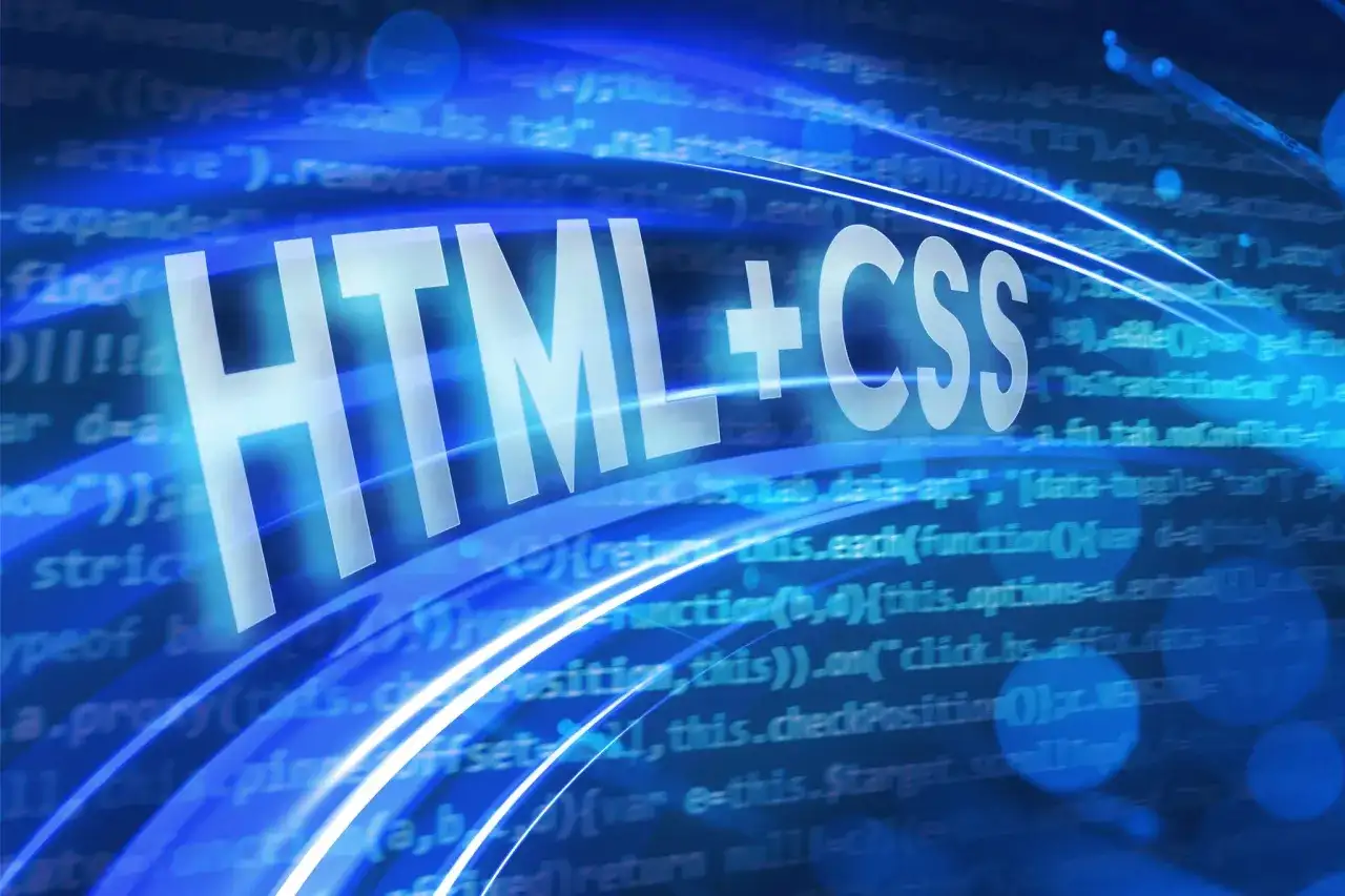 Białe napisy "HTML + CSS" na tle niebieskiego kodu. Pokazuje, jak połączyć html ile css, tworząc strony internetowe.