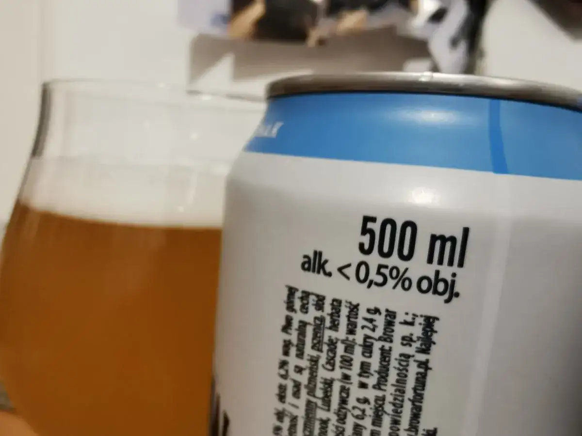 Piwo bezalkoholowe w puszce i szklance. Czy można pić piwo bezalkoholowe w miejscu publicznym? To piwo ma <0,5% alkoholu.