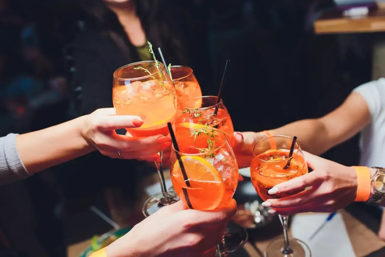 Najlepszy przepis na spritzer drink – orzeźwiający napój na lato