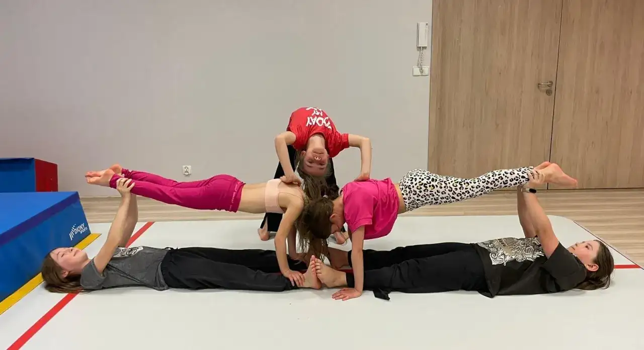 Akrobatyka dla dzieci: Czy to bezpieczne? Rozwój i wybór szkoły