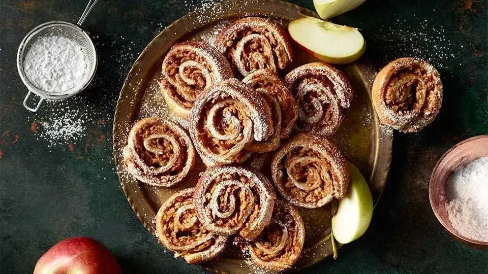 Szybkie i łatwe przepisy z ciastem francuskim na słodko, które zachwycą