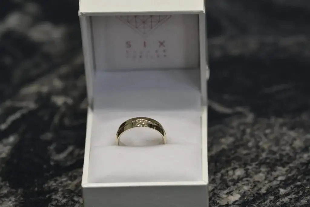 Czy można przymierzać obrączki przed ślubem? Przesądy i fakty