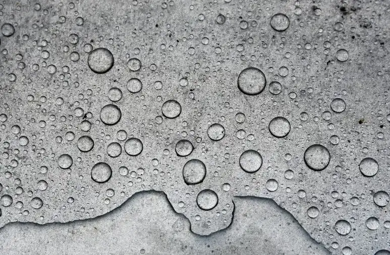 Czy beton przepuszcza wodę? Odkryj, jak to wpływa na budowę