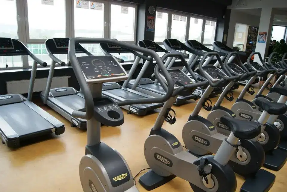 Power Zone vs Strefa Ruchu: Siłownia Sucha Beskidzka którą wybrać?