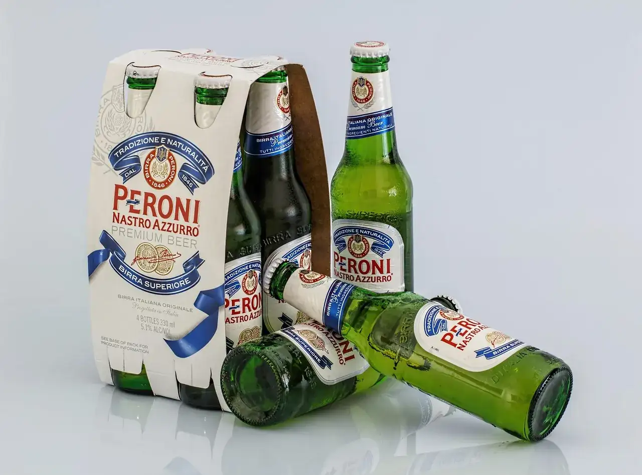 Butelki piwa Peroni Nastro Azzurro. Czy można przewozić alkohol w bagażu rejestrowanym? Tak, ale sprawdź przepisy.