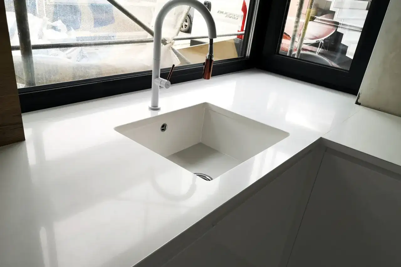 Jak połączyć parapet z blatem kuchennym, by zyskać funkcjonalność i styl