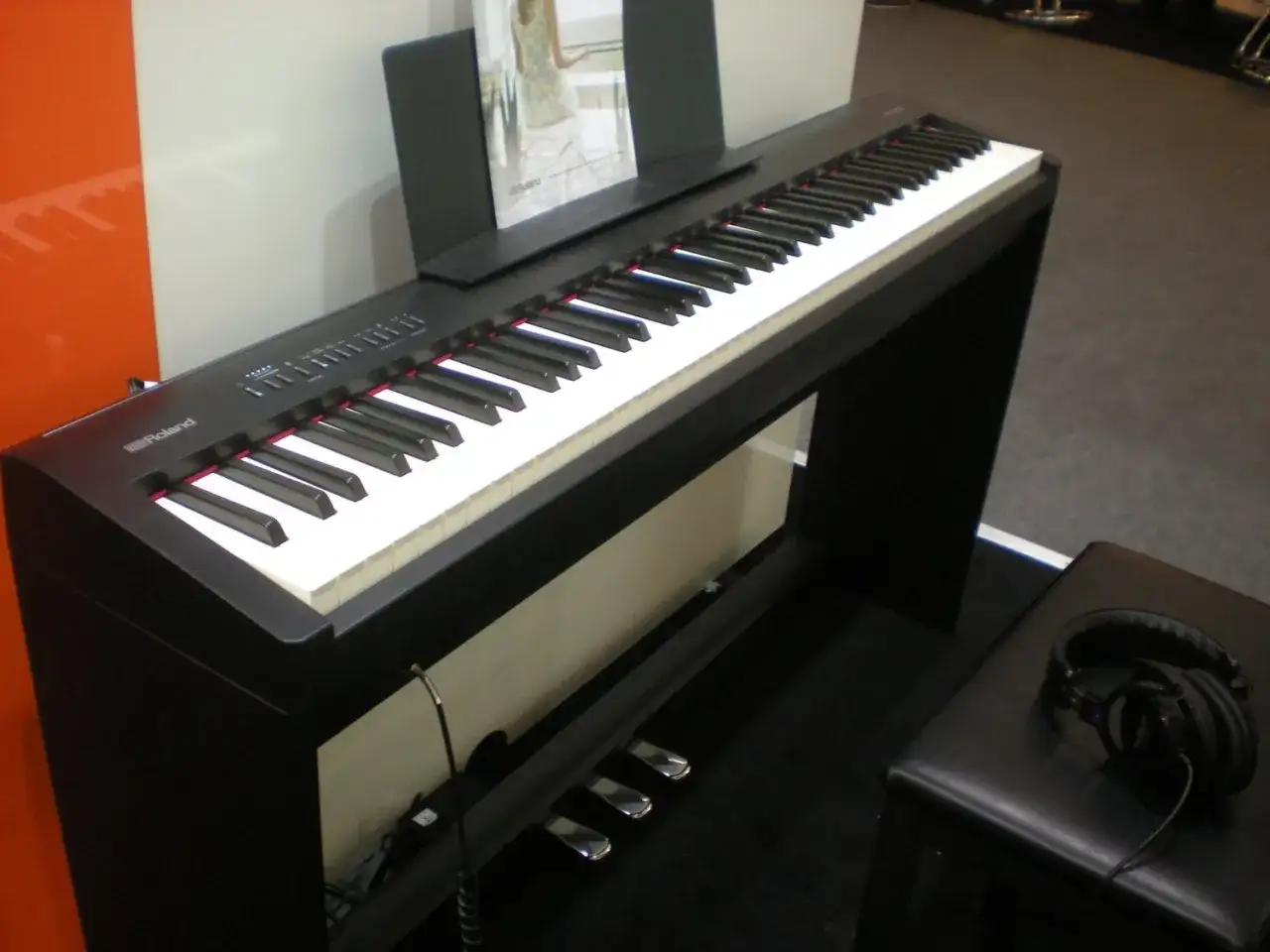 Keyboard czy pianino cyfrowe - kluczowe różnice, które musisz znać