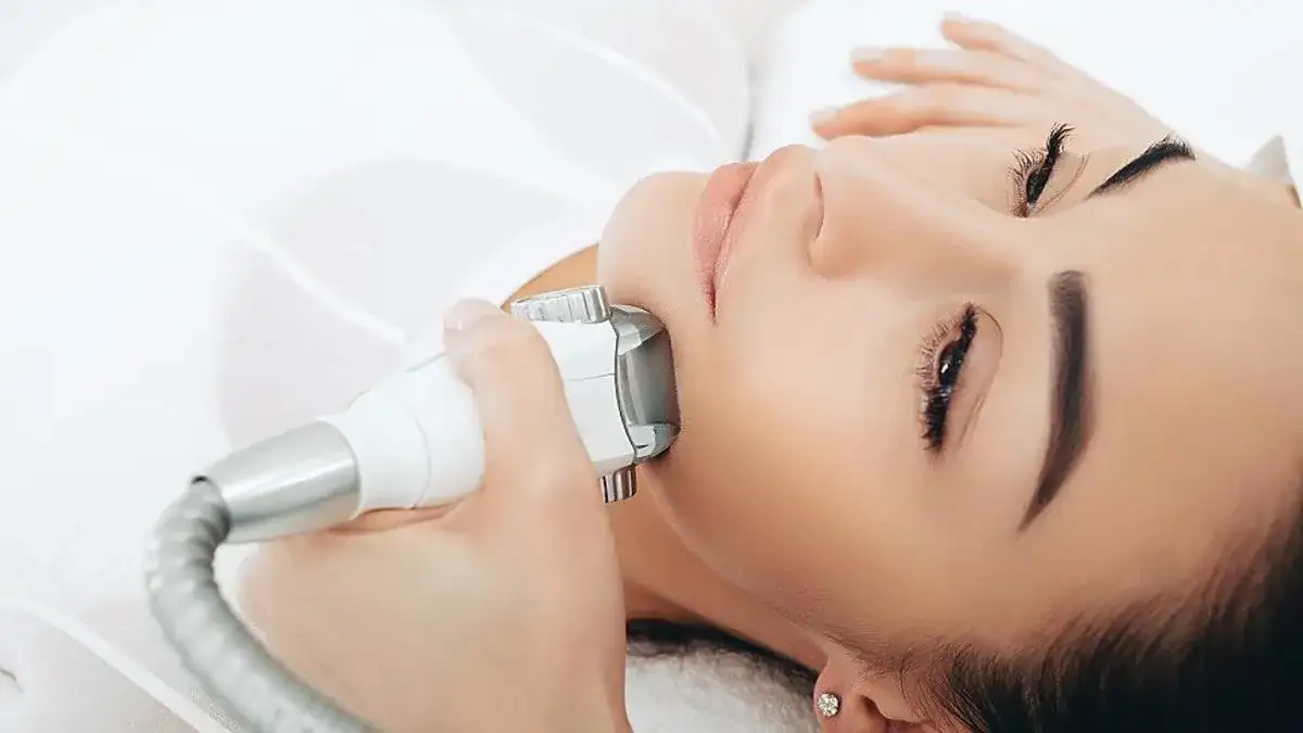 Endermologia twarzy na czym polega i jakie przynosi korzyści
