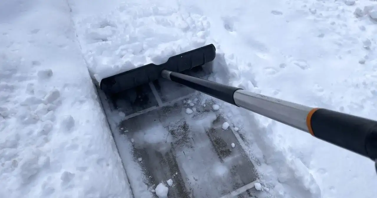 Kiedy nie musisz odśnieżać chodnika? Poznaj 5 kluczowych wyjątków!