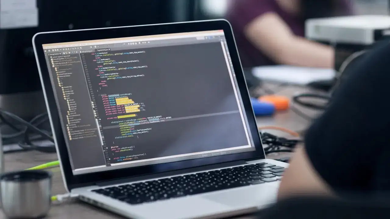 Pierwsza pensja w IT: Ile zarabia informatyk po studiach w Polsce?