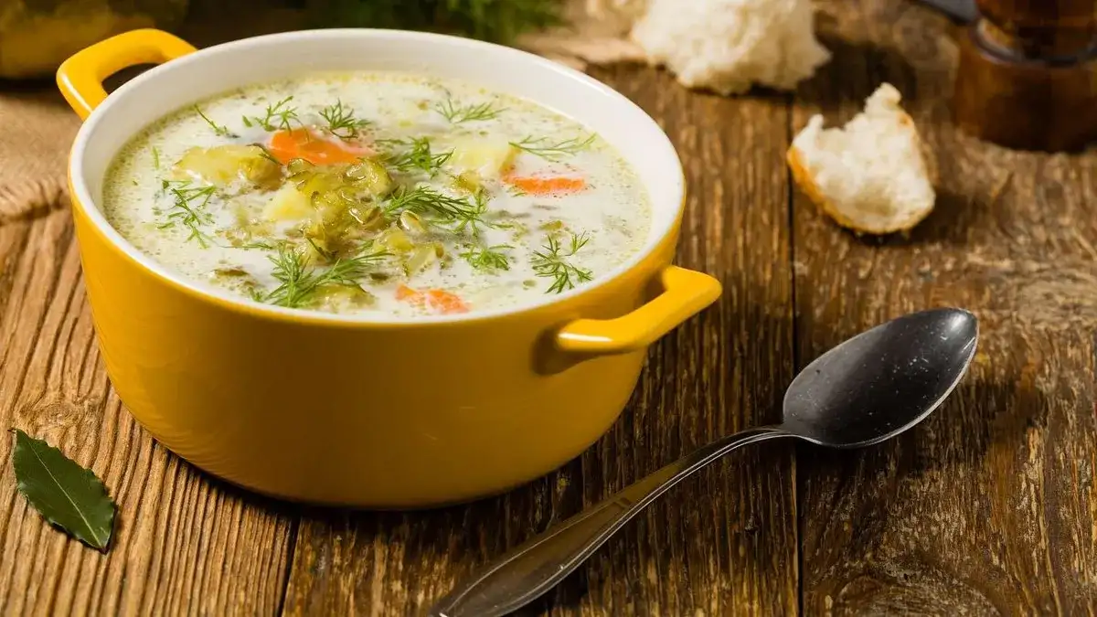 Jaka śmietana do zupy ogórkowej? Odkryj idealny smak zupy
