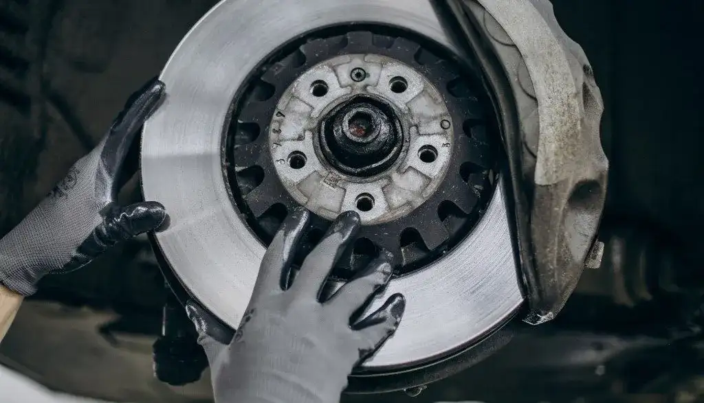 Czym jest EBS naczepa? Kluczowe informacje o systemie hamulcowym