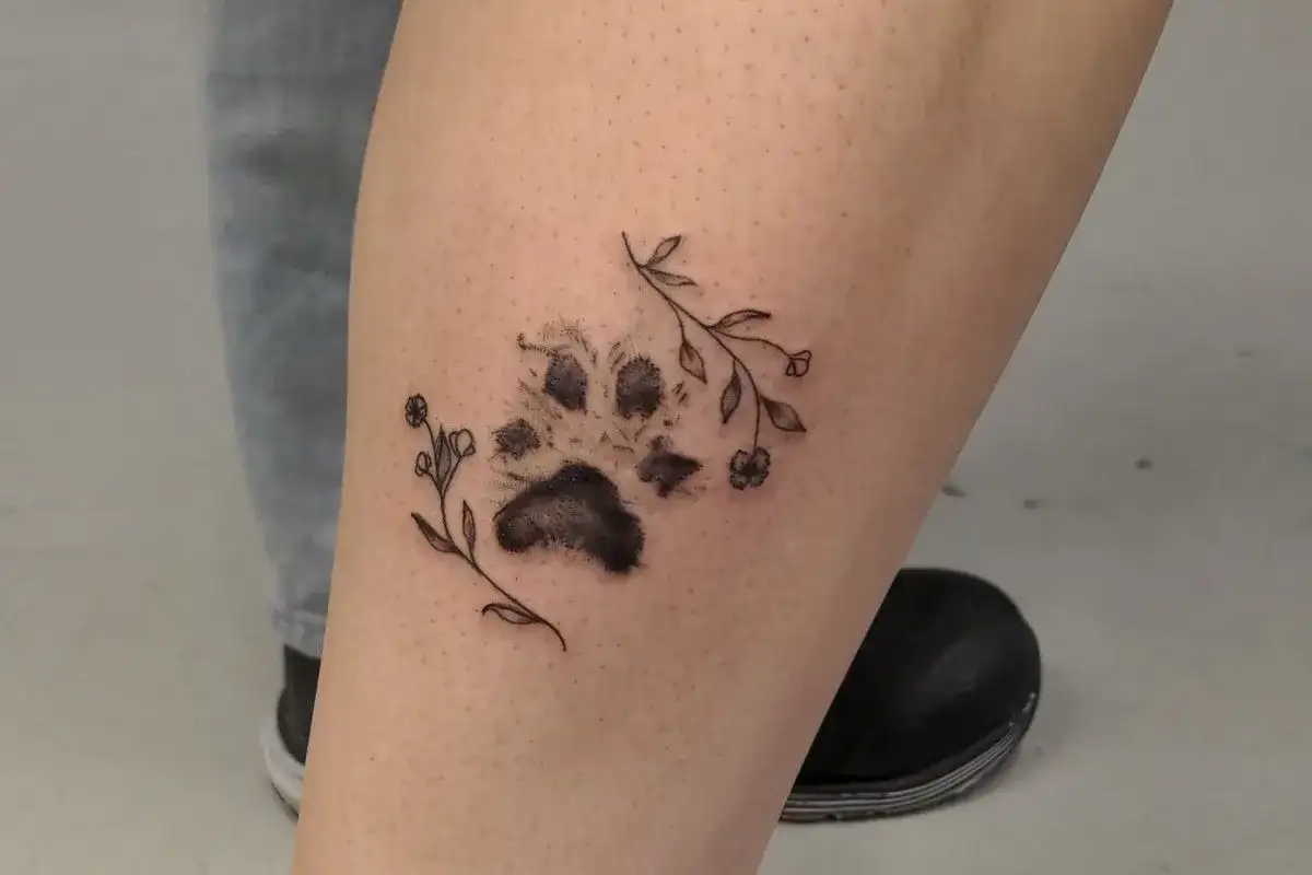 Tatuaż kocia łapka: Miłość, pamięć, niezależność co symbolizuje?
