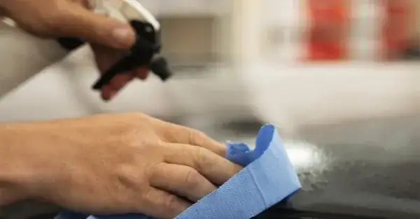 Jak usunąć żółte plamy po odplamiaczu - skuteczne metody i porady