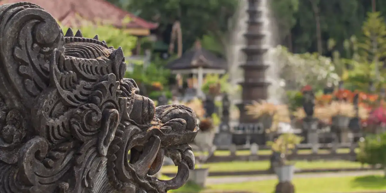 Große Gartenskulptur kaufen: Materialien, Stile & Tipps für Ihr Kunstwerk