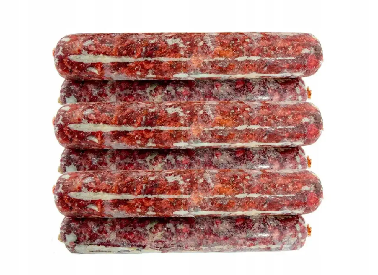 Stos kiełbasek z mielonej baraniny na białym tle.