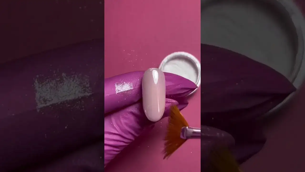 Jak wetrzeć pyłek w paznokcie, aby uzyskać perfekcyjny manicure