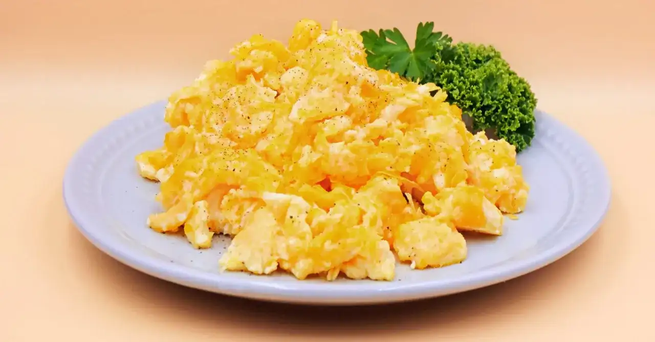 Łatwa jajecznica na patelni: doskonały przepis krok po kroku dla każdego