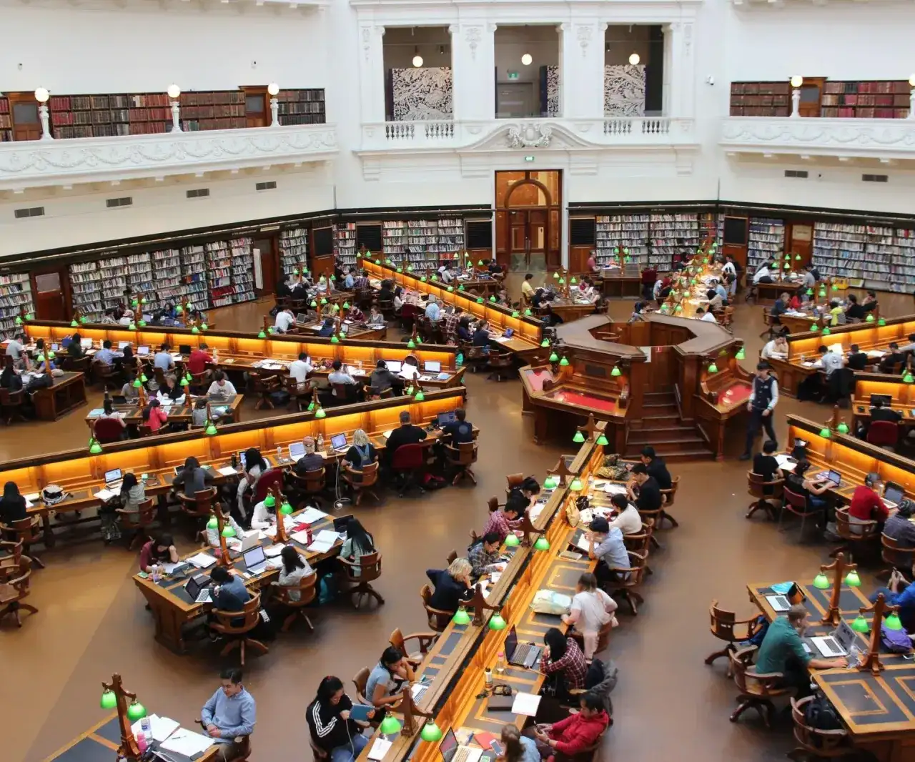 Kiedy rozpoczyna się rekrutacja na studia? Sprawdź kluczowe daty i terminy