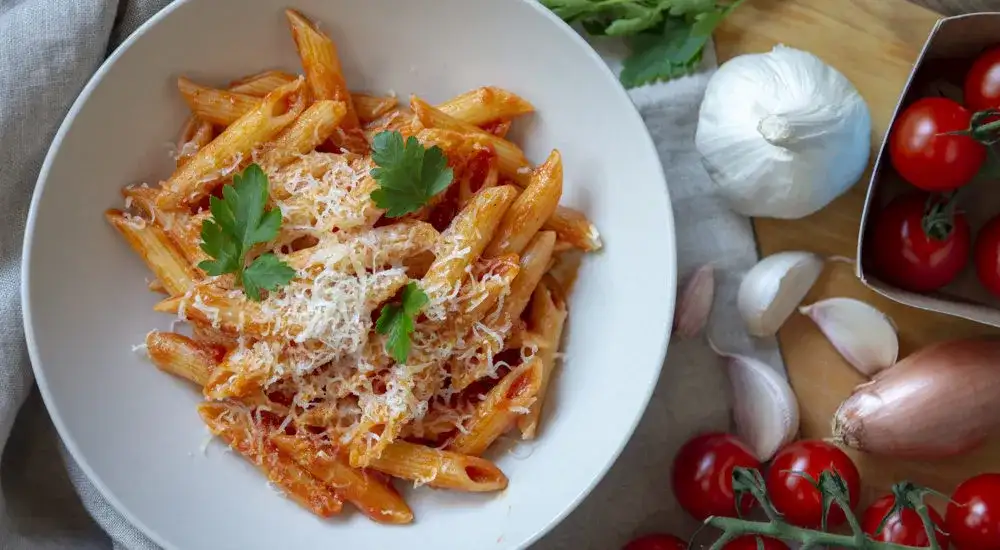 Makaron w sosie pomidorowym: przepis na pyszne danie krok po kroku