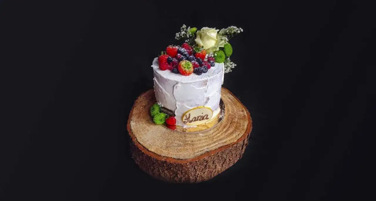 Jak zrobić piękny tort z owocami i kwiatami - przepis krok po kroku