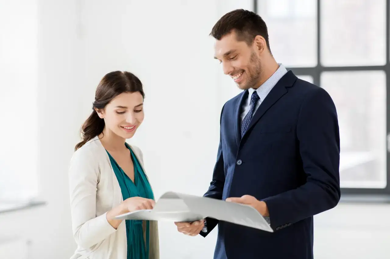 Ile bierze agent nieruchomości? Poznaj prowizje i negocjuj skutecznie.