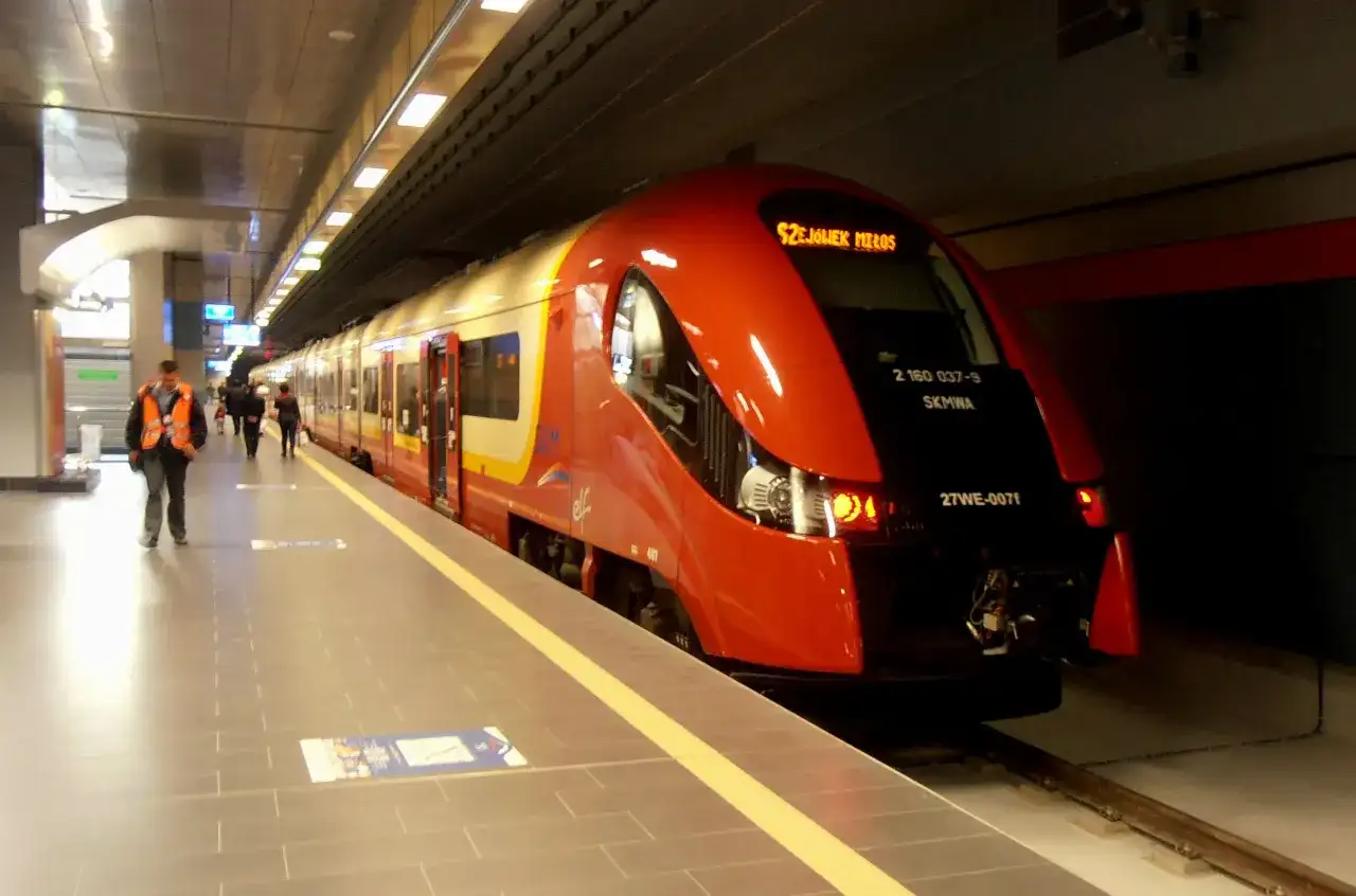 SKM S2 Lotnisko Chopina: znajdź pociąg do centrum w 3 minuty!