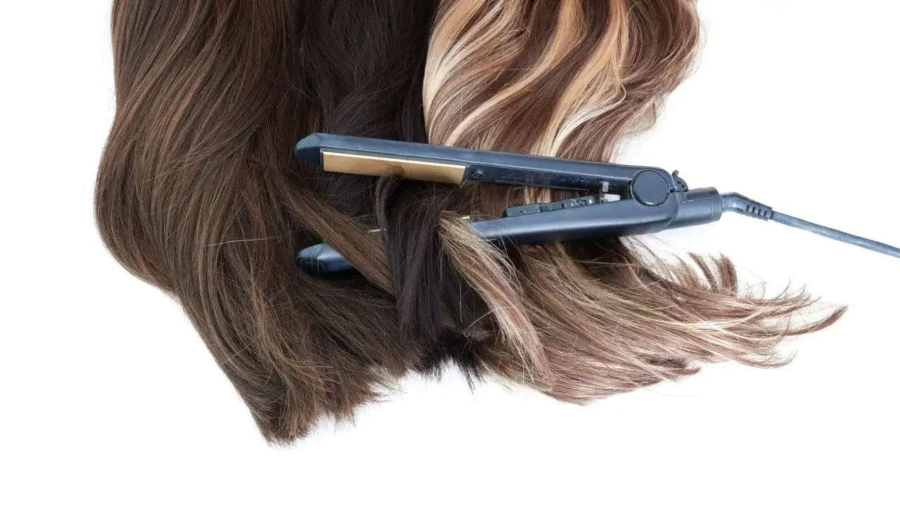 Kręcenie włosów prostownicą: Sekrety trwałych loków i fal