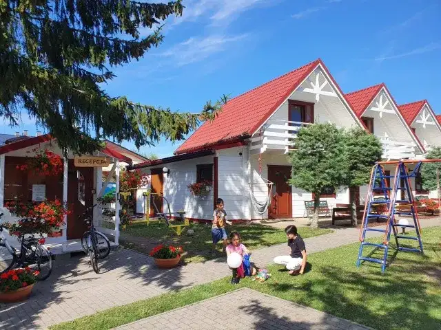 Gdzie szukać noclegów nad morzem, aby zaoszczędzić na wakacjach?