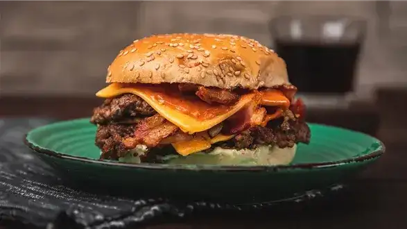 Jak przygotować mięso na burgera, aby było soczyste i pełne smaku