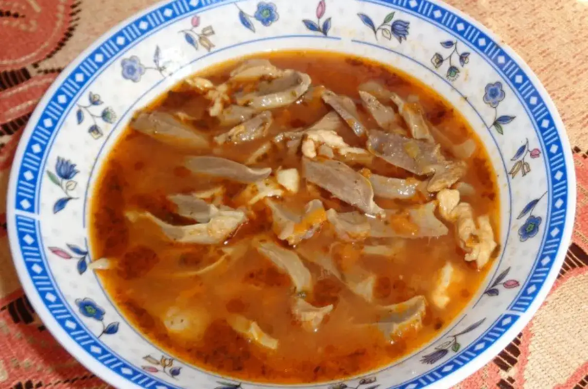 Przepisy na flaczki z żołądków drobiowych, które zachwycą smakoszy