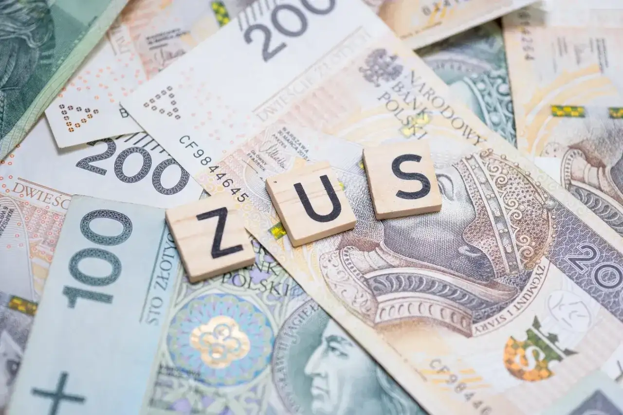 Litery ZUS ułożone na polskich banknotach o nominałach 100 i 200 zł.