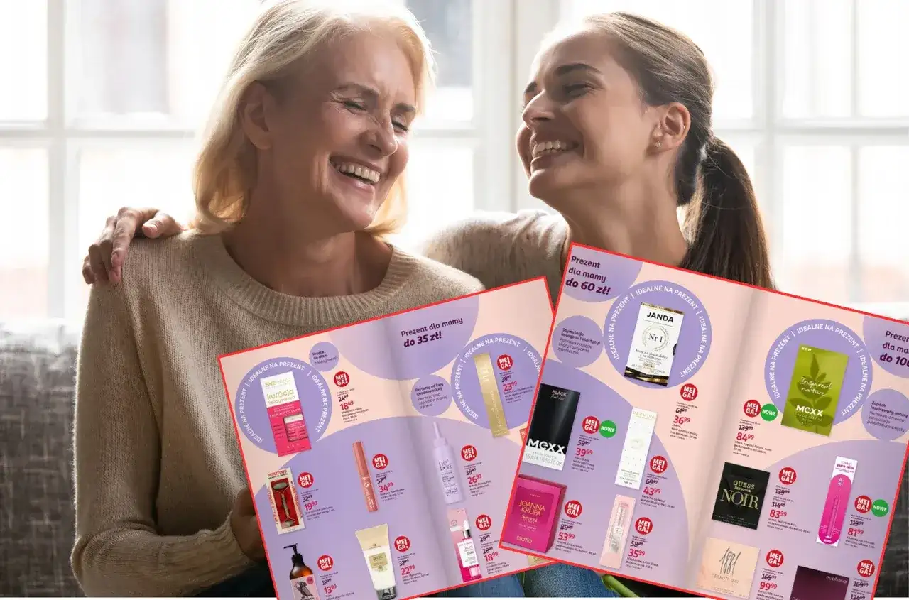 Uśmiechnięte kobiety przeglądają katalog z kosmetykami. To idealny prezent dla noworodka i mamy, pełen pielęgnacyjnych inspiracji.