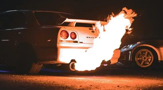 Czy strzały z wydechu są legalne? Poznaj konsekwencje prawne