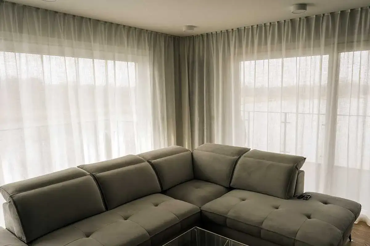 Jaki karnisz na okno narożne? Odkryj najlepsze rozwiązania i porady