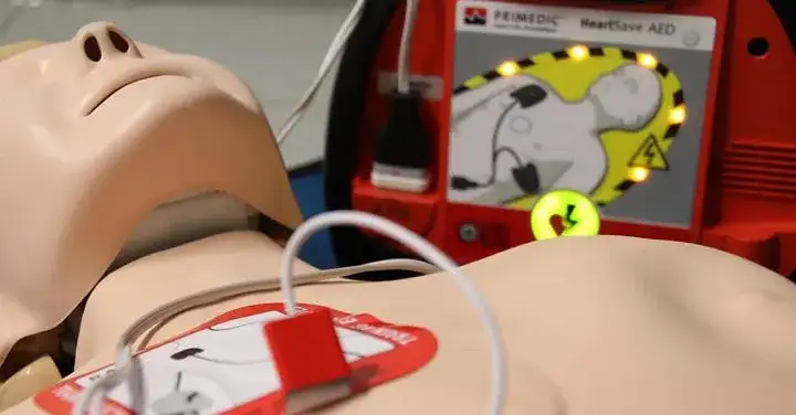 Jak działa defibrylator serca? Zrozumienie jego mechanizmu działania