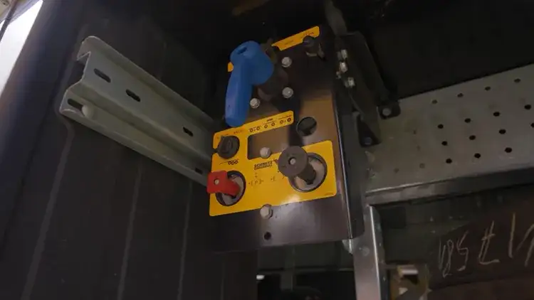 Oś w naczepie: Podnosić czy nie? Zyskaj paliwo i zwrotność!