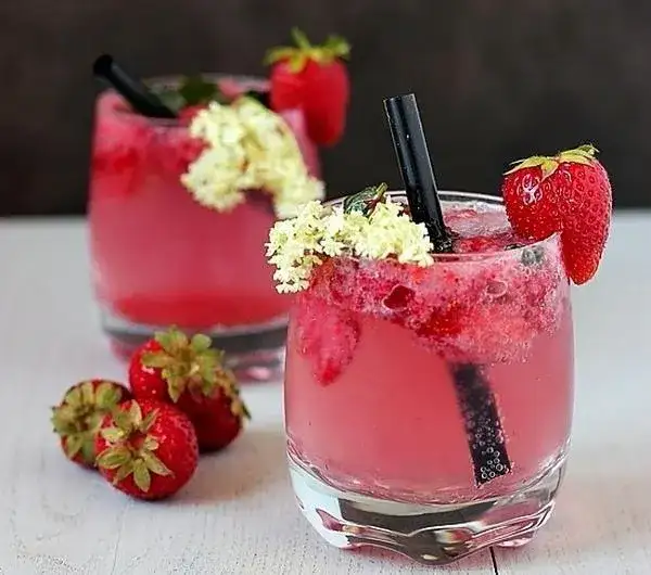 Najlepsze przepisy na drink truskawkowy, które zaskoczą Twoich gości