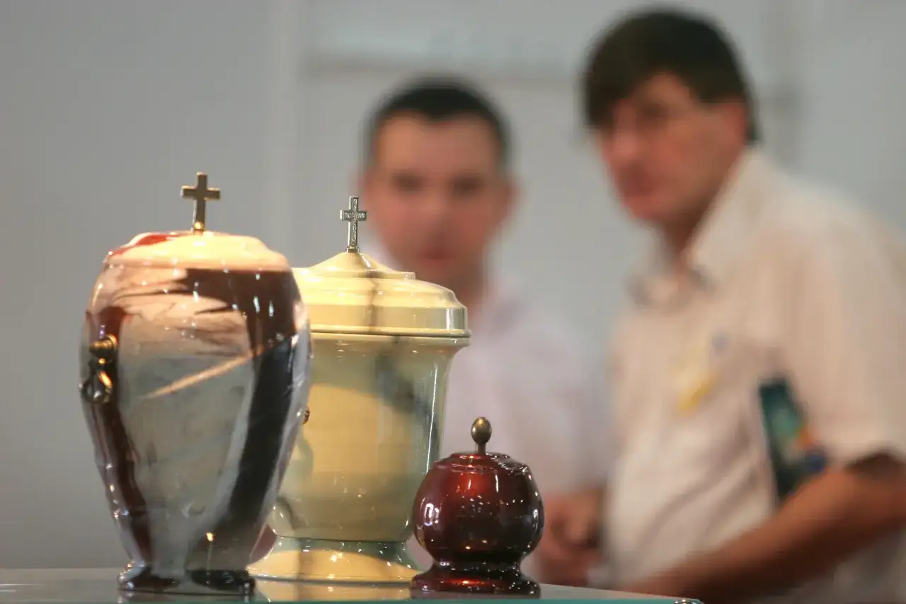 Czy podczas kremacji spalają się kości? Prawda o tym procesie