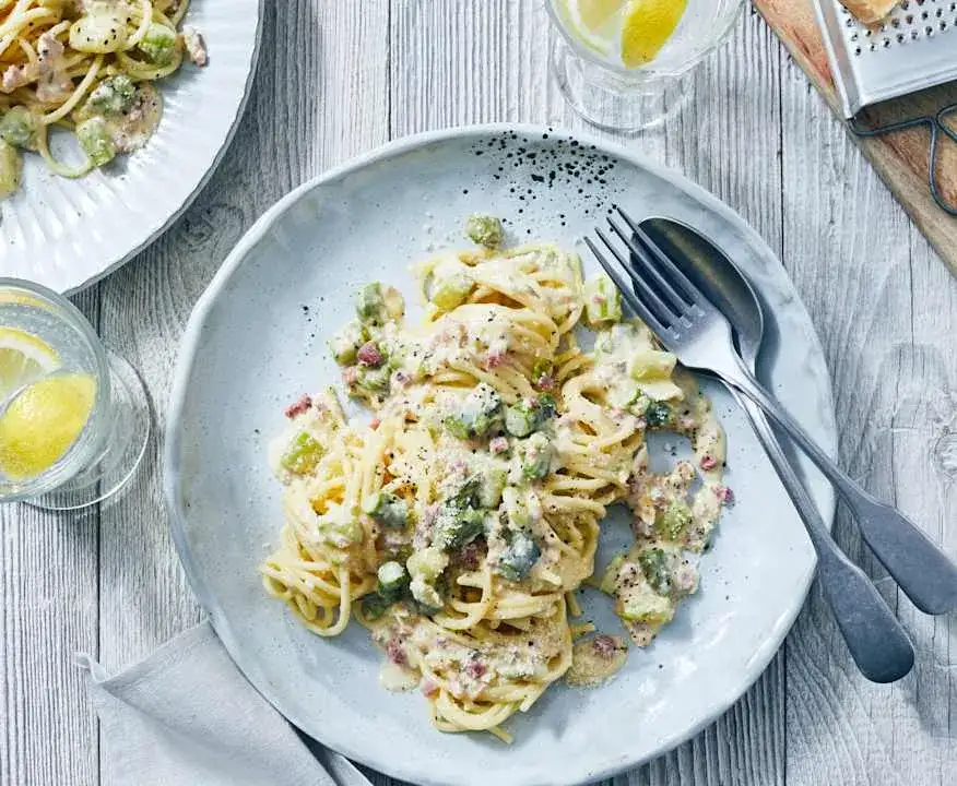 Pyszne spaghetti carbonara ze szparagami – łatwy przepis na wiosnę