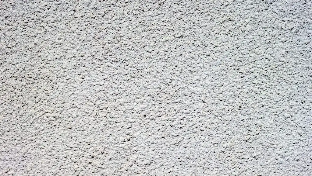 Jak prawidłowo nakładać tynk mozaikowy i uniknąć najczęstszych błędów