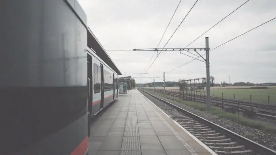 Jak dojechać do Jastrzębiej Góry pociągiem? Sprawdź trasy i połączenia