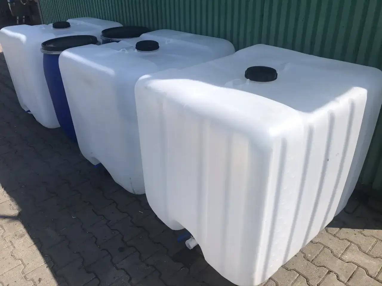 Kilka białych i jeden niebieski mauzer stoją obok siebie. Zastanawiasz się, ile waży pusty mauzer?