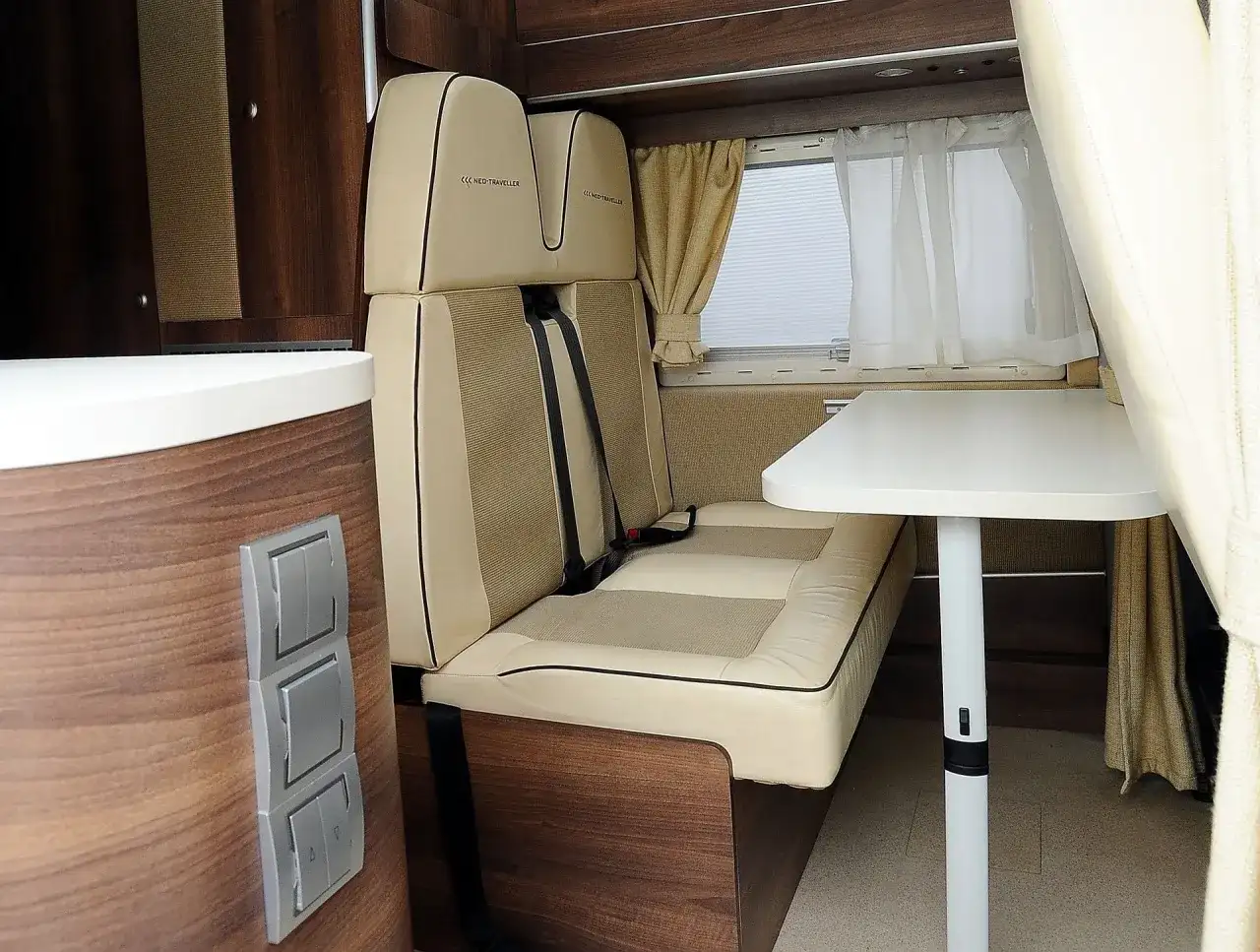 Spanie w kamperze podczas jazdy? Przepisy, kary i ryzyko.