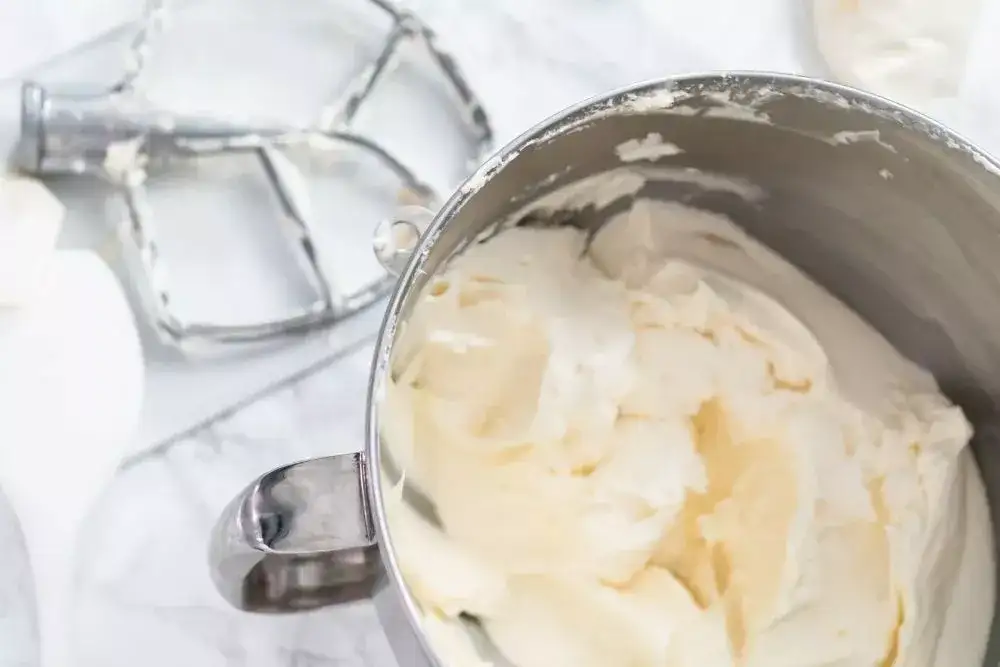 Jak wybielić tynk do tortu – proste sposoby na idealnie biały fondant