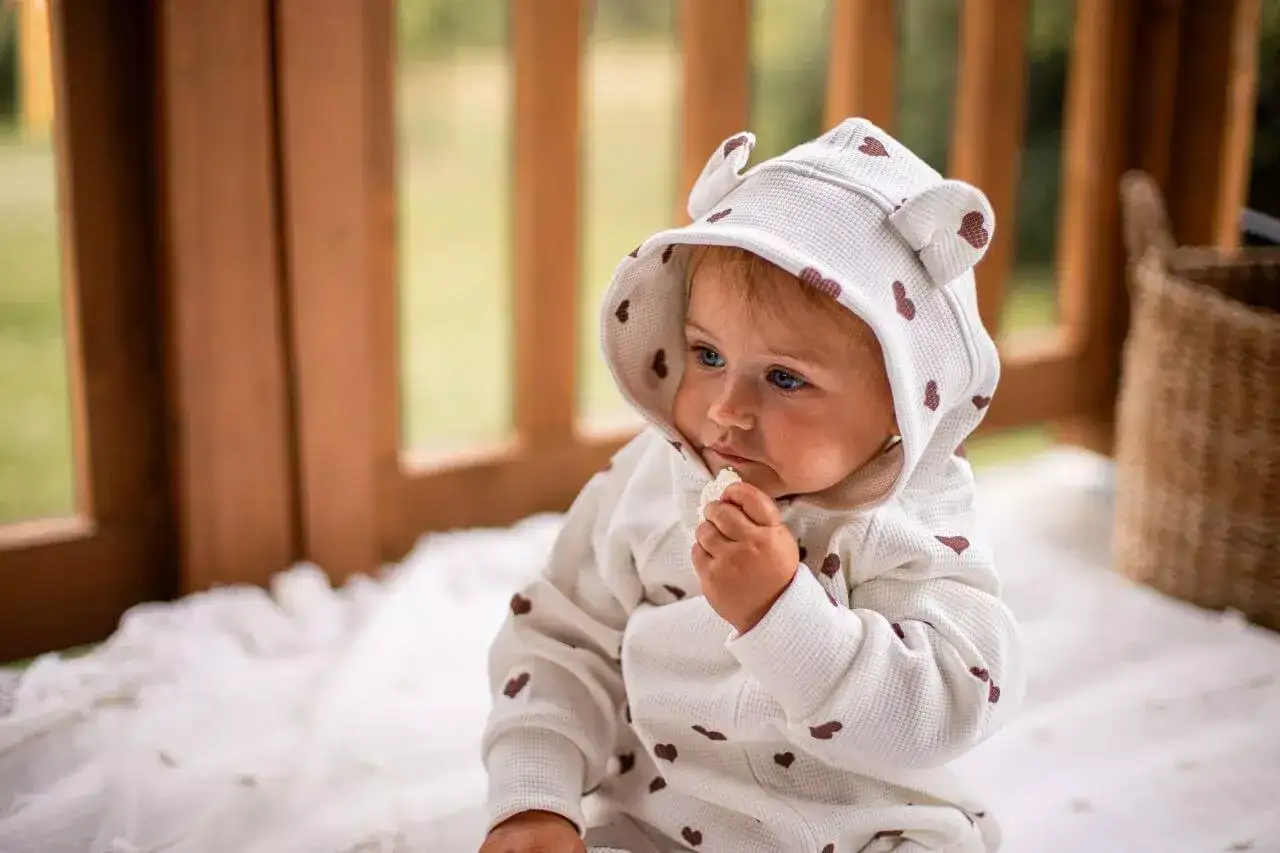 Kombinezon na wiosnę dla niemowlaka: Jak wybrać idealny na każdą pogodę?