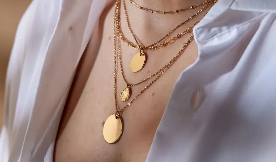 Dekolt V: Jak wybrać naszyjnik, by optycznie wydłużyć szyję?