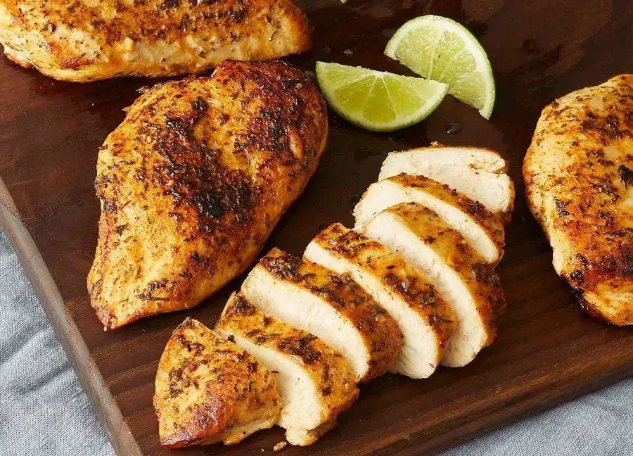 Jakie surówki najlepiej pasują do fileta z kurczaka? Sprawdź!