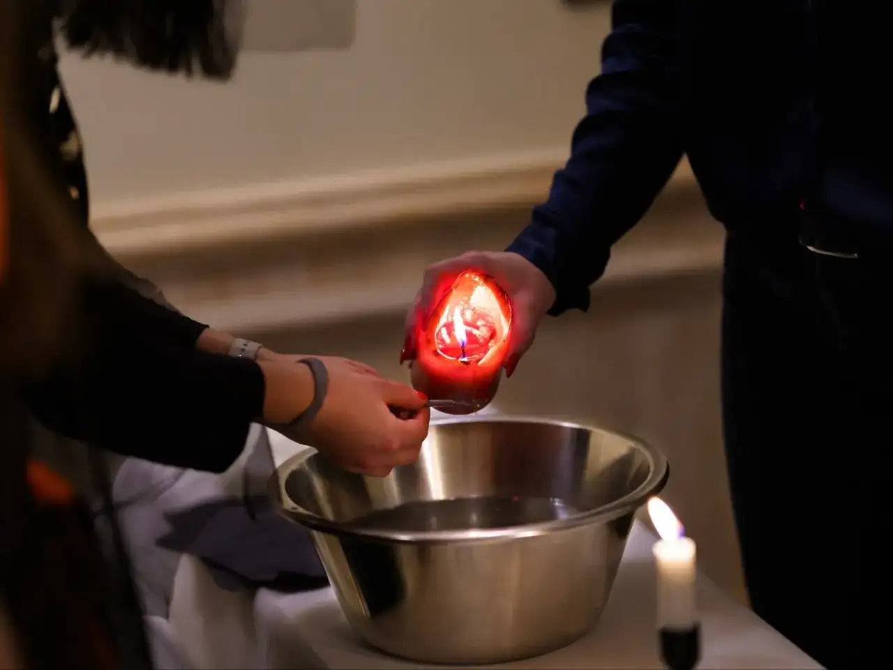 Czy przelewanie wosku to grzech? Odkryj kontrowersje w katolicyzmie